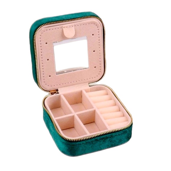 🍒3/$30 New Green Velvet Travel Jewelry Box - Picture 3 of 6